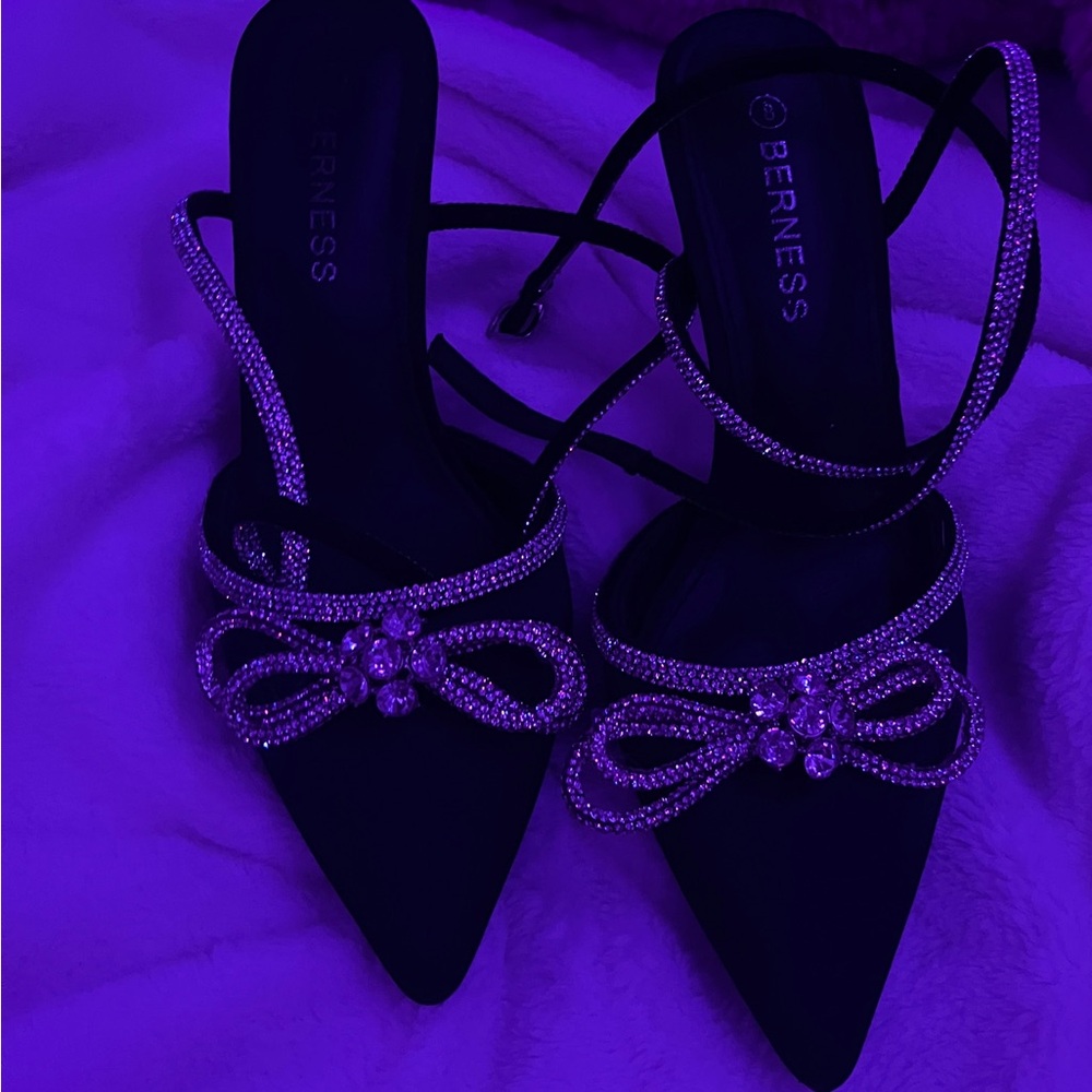 Hiii☺️, I’m selling new princess heels size US 8W!